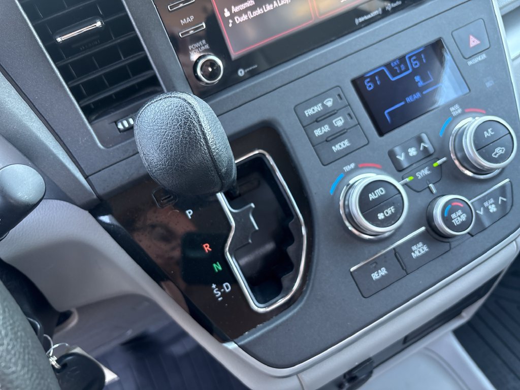 Used 2020 Toyota Sienna LE FWD image 24