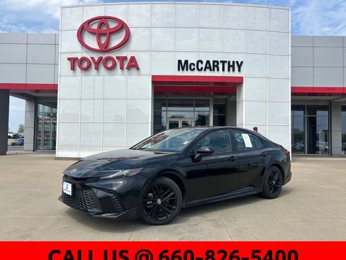 Used 2025 Toyota Camry SE FWD image 1