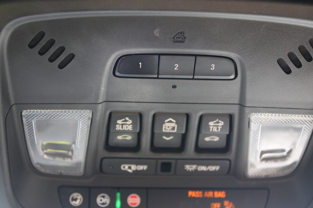 Used 2023 Chevrolet Traverse Premier FWD image 65