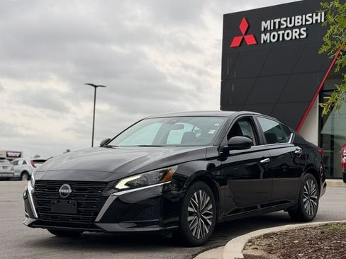 Used 2025 Nissan Altima 2.5 SV FWD image 8