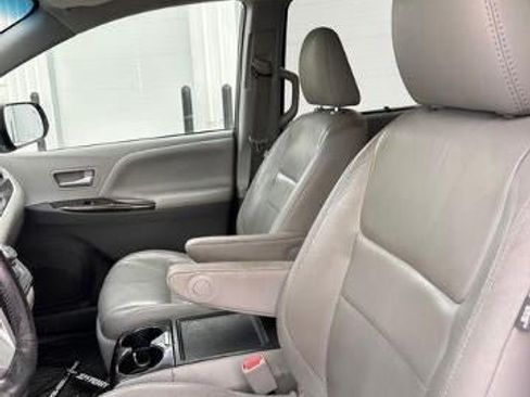Used 2017 Toyota Sienna XLE w/ XLE Navigation Package FWD image 12