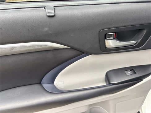 Used 2019 Toyota Highlander Limited image 22