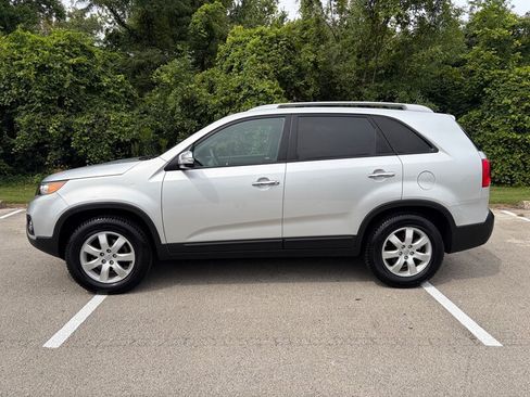 Used 2012 Kia Sorento LX w/ Convenience Pkg FWD image 2