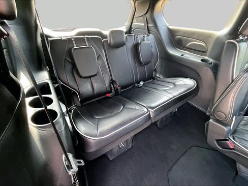 Used 2025 Chrysler Pacifica Limited FWD image 32