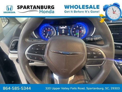 Used 2017 Chrysler Pacifica Touring image 6