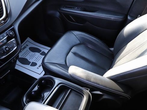 Used 2020 Chrysler Pacifica Touring-L w/ Advanced Safetytec Group image 30