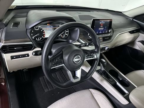 Used 2025 Nissan Altima 2.5 SV FWD image 10