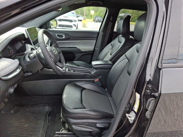 Used 2024 Jeep Compass Latitude AWD/4WD image 13