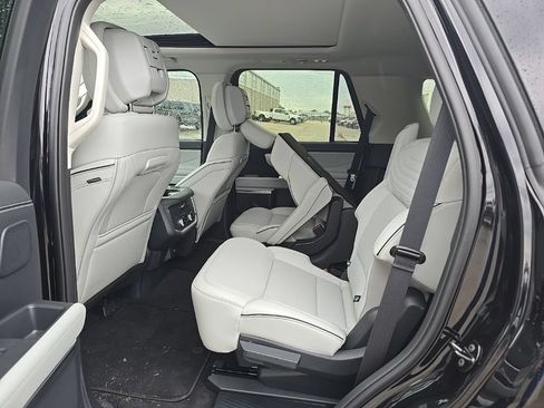 Used 2026 Ford Expedition Platinum w/ Platinum Ultimate Package AWD/4WD image 19