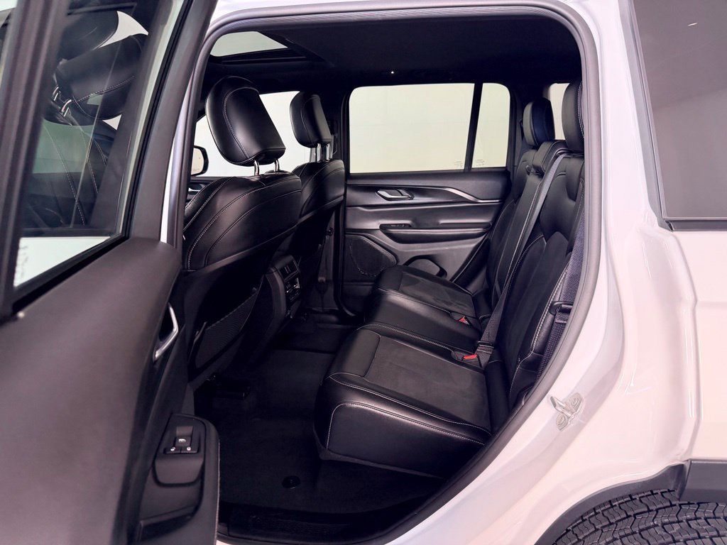 Used 2025 Jeep Grand Cherokee Altitude RWD image 36