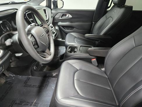 Used 2024 Chrysler Pacifica Touring-L w/ S Appearance Package AWD/4WD image 9