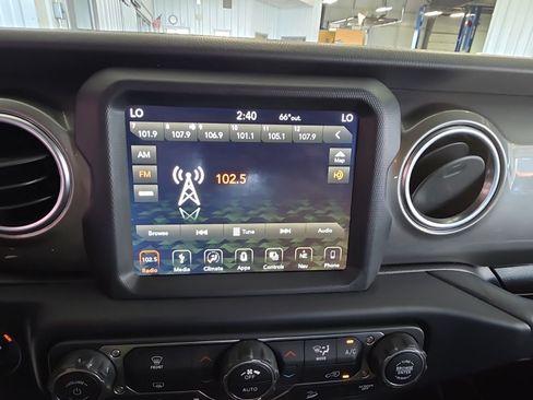 Used 2019 Jeep Wrangler Unlimited Sahara w/ Uconnect 4C Nav & Sound Group AWD/4WD image 17