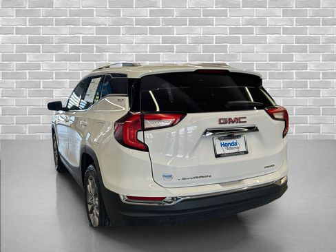 Used 2024 GMC Terrain SLT image 3