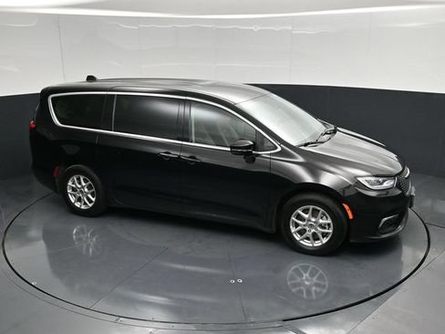 Certified 2024 Chrysler Pacifica Touring-L FWD image 50