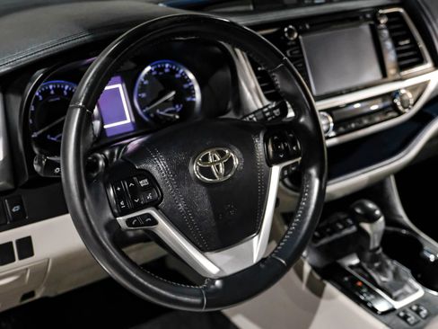 Used 2018 Toyota Highlander XLE w/ Protection Package #3 AWD/4WD image 14