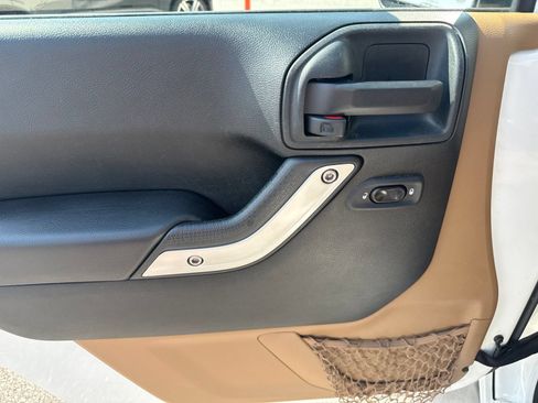 Used 2017 Jeep Wrangler Unlimited Sahara w/ Connectivity Group AWD/4WD image 18