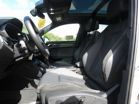 Used 2022 Audi Q3 2.0T Premium w/ Black Optic Sport Package image 11