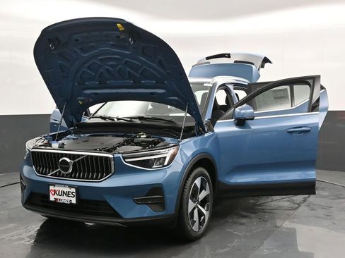 New 2025 Volvo XC40 B5 Core w/ Climate Package image 47
