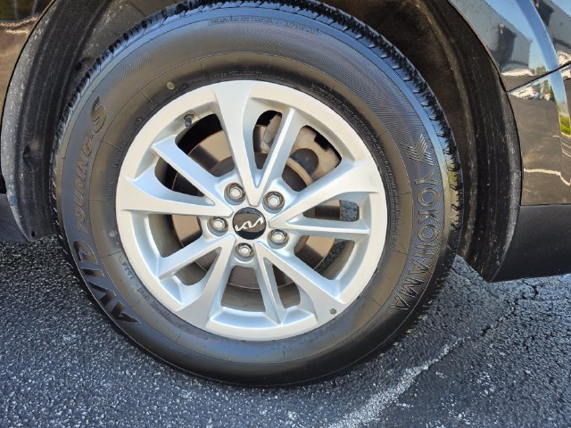 Used 2022 Kia Carnival LX FWD image 8
