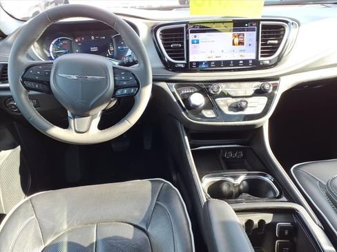 Used 2024 Chrysler Pacifica Premium image 8