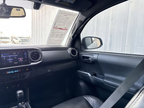 Used 2017 Toyota Tacoma TRD Sport w/ Premium & Technology Package image 18