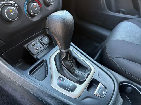 Used 2016 Jeep Cherokee Sport image 23