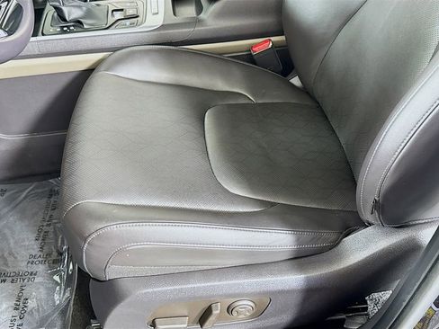 Used 2025 Kia Carnival FWD image 19