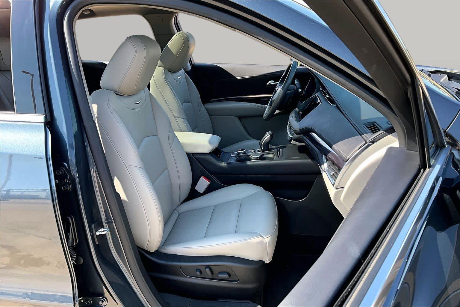 Used 2019 Cadillac XT4 Luxury w/ Cold Weather Package FWD image 9
