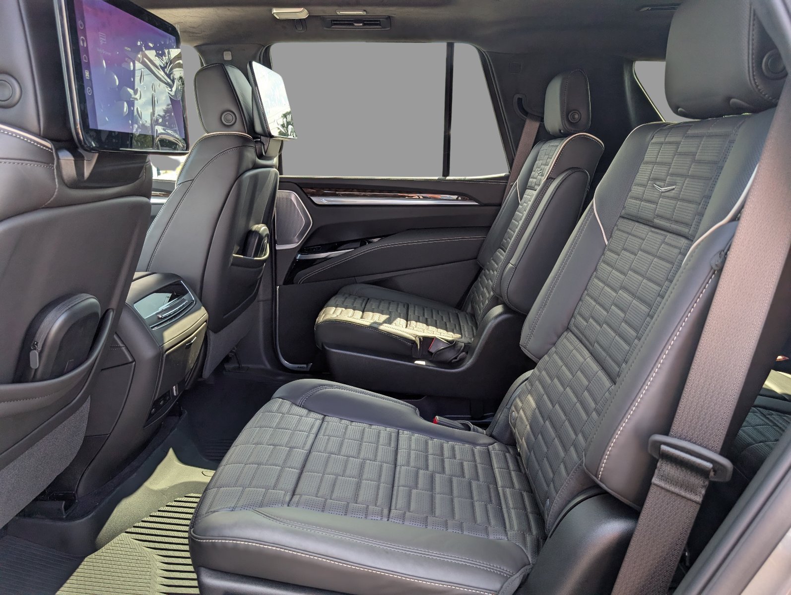 New 2026 Cadillac Escalade Platinum Sport w/ LPO, ONYX Package AWD/4WD image 31