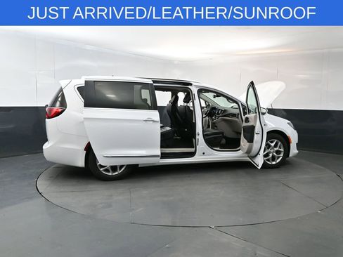 Used 2019 Chrysler Pacifica Limited FWD image 26