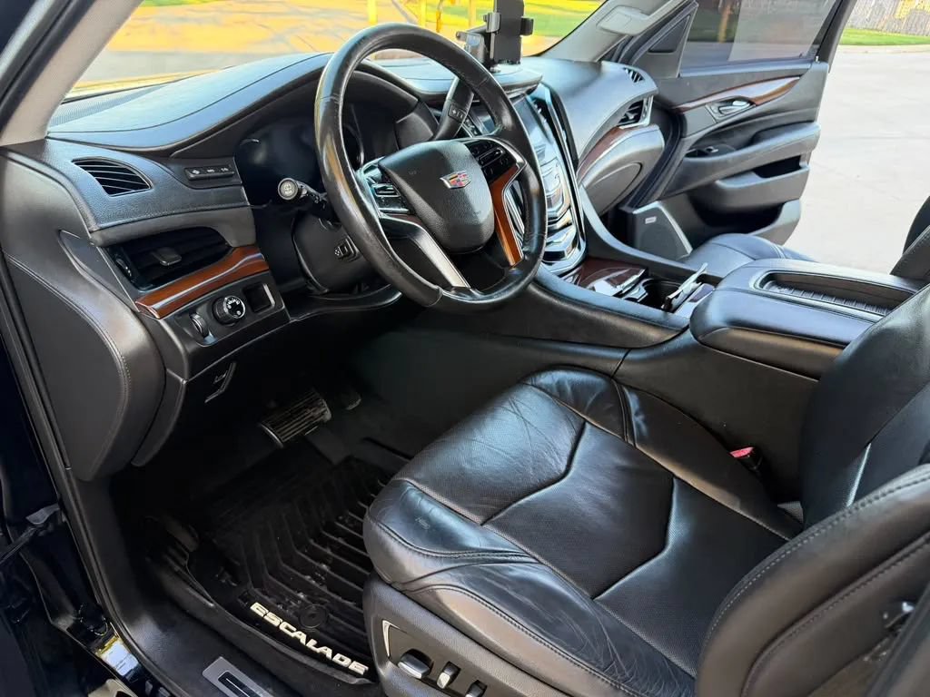 Used 2018 Cadillac Escalade Premium Luxury RWD image 19