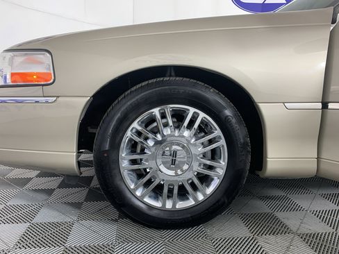 Used 2009 Lincoln Town Car Signature L image 12