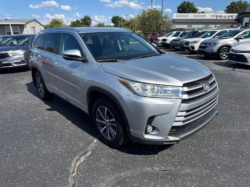 Used 2017 Toyota Highlander XLE AWD/4WD image 5