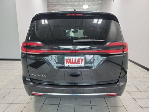 Certified 2023 Chrysler Pacifica Touring-L FWD image 11