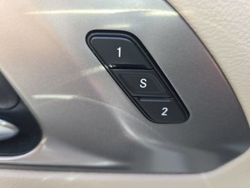 Used 2023 Chrysler Pacifica Touring-L FWD image 17