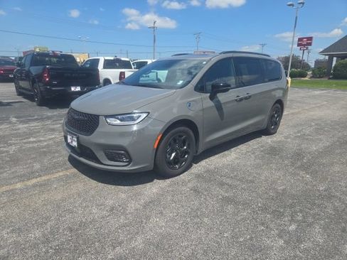 Used 2024 Chrysler Pacifica Limited FWD image 1