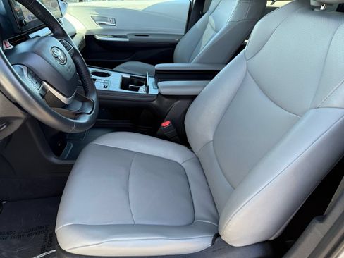 Used 2025 Toyota Sienna XLE FWD image 12