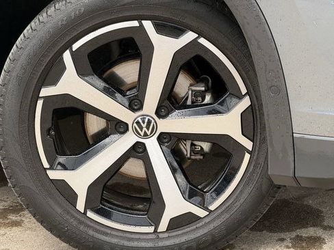 Used 2025 Volkswagen Tiguan SE FWD image 7