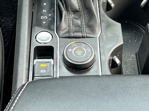 Used 2020 Volkswagen Atlas Cross Sport SE w/ Panoramic Sunroof Package image 25