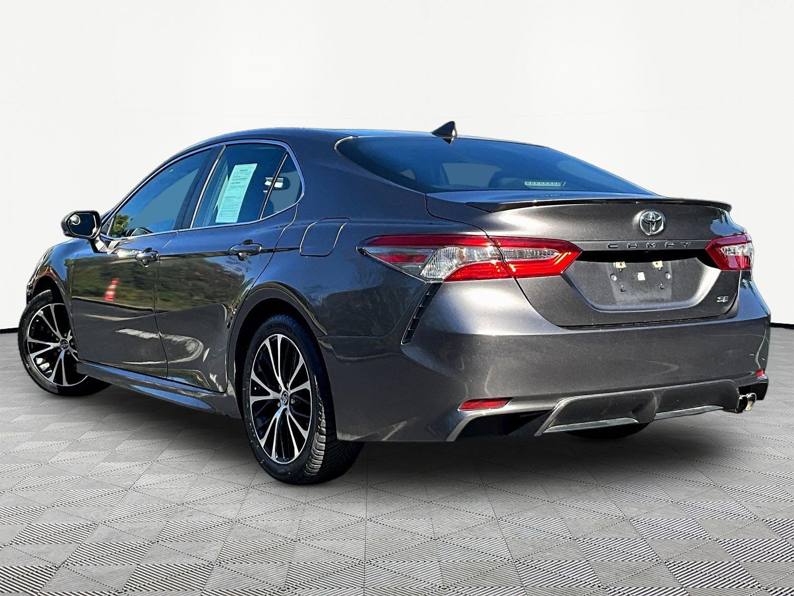 Used 2019 Toyota Camry SE w/ Convenience Package FWD image 4