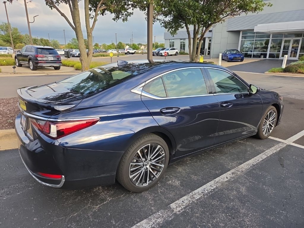Used 2025 Lexus ES 300h w/ Premium Package FWD image 4