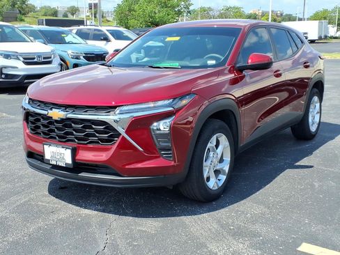 Used 2025 Chevrolet Trax LS w/ LS Convenience Package FWD image 2