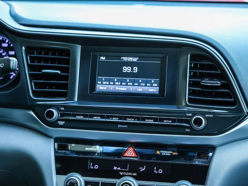 Used 2020 Hyundai Elantra SE image 18