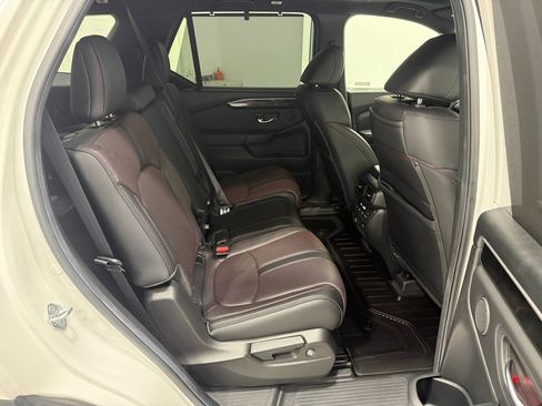 Used 2025 Honda Pilot Black Edition image 32