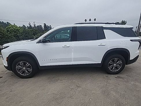 Used 2025 Chevrolet Traverse LT FWD image 3