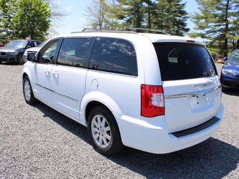 Used 2016 Chrysler Town & Country Touring FWD image 9