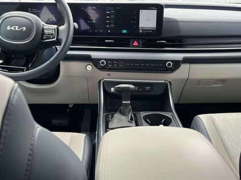 Used 2026 Kia Carnival EX FWD image 3