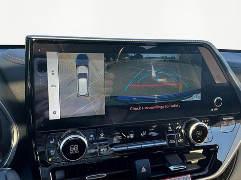 Used 2025 Toyota Highlander Platinum image 21