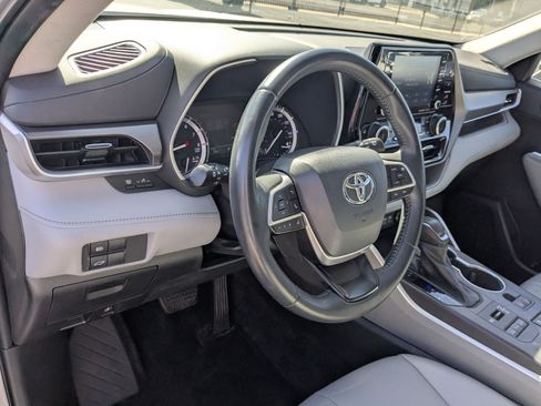 Used 2022 Toyota Highlander XLE AWD/4WD image 16