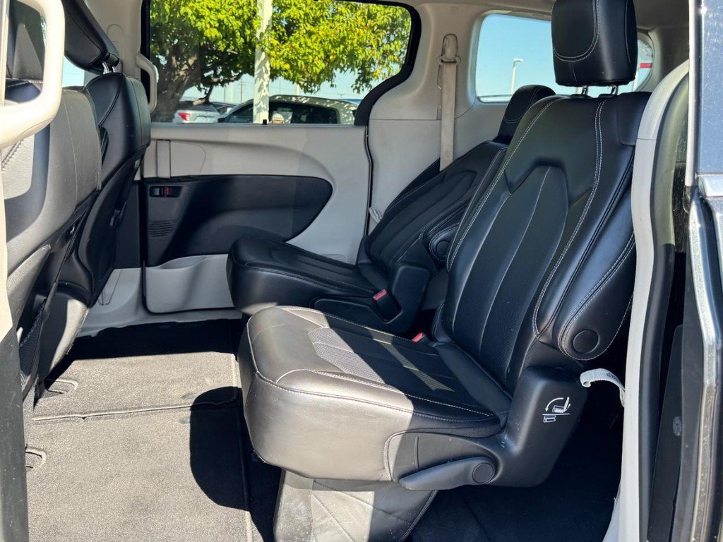 Used 2023 Chrysler Pacifica Touring-L FWD image 10